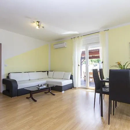 Kuca Za Odmor 111a بيت للعطل Loborika